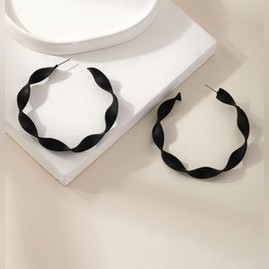 ❀ Large Black Matte Twisted Hoop Fashion Earrings
